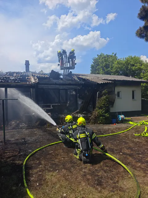 Flammen griffen auf Wohnhaus über, Feuerwehr im Großeinsatz