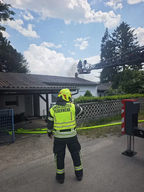 Mithilfe der Drehleiter wurde die Dachhaut geöffnet, um versteckte Glutnester gezielt ablöschen zu können. | Foto: BFKDO EU/Rene Fasching