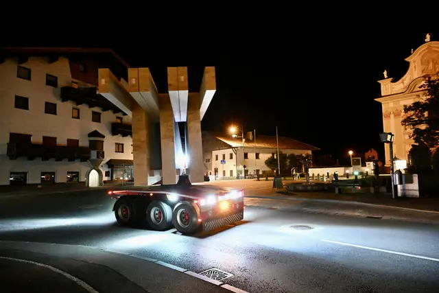 Die Dimension des Schwertransports ist beachtlich. | Foto: Hassl