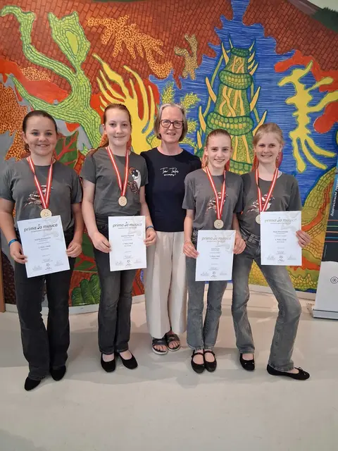 Petra Renner mit Sophia Marksteiner, Luise Sauer, Leontina Pecinova und Paula Wiesenhofer | Foto: Musikschule Korneuburg