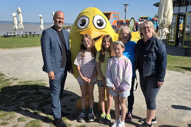 Sportunion-Präsidentin Karin Ofner, Bürgermeisterin Michaela Wohlfart und HAK-Frauenkirchen Direktor Hannes Schmid mit Kids und dem Maskotchen.   | Foto: Sportunion Burgenland