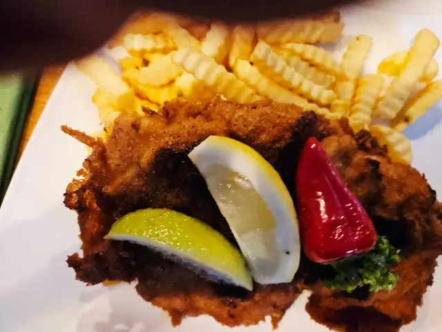 Chili-Cordon-bleu: Knusprig gebacken, gut gefüllt und mit Peperoni sowie Zitrone garniert. | Foto: Genussspecht