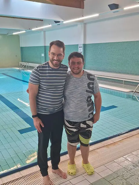 Der glückliche Gewinner Dominik Pokernus durfte mit Andreas Onea trainieren.  | Foto: Gemeinde Matzen