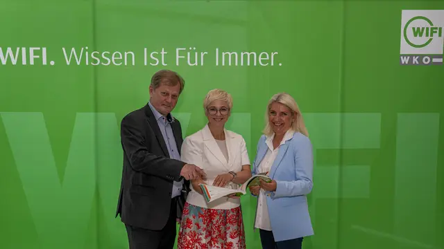 Von links: WIFI-Institutsleiter Harald Wolfslehner, WKOÖ-Präsidentin Doris Hummer und WIFI-Kuratorin Doris Cuturi-Stern. | Foto: WIFI OÖ/Martin Gaisbauer