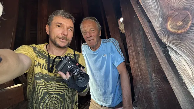 MeinBezirk mit Johann Haslinger im Glockenturm, um das Treiben im Storchennest zu dokumentieren. | Foto: Santrucek