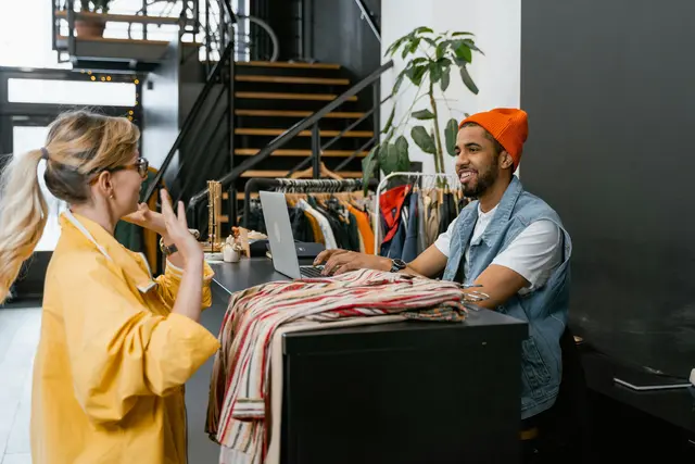 Mit der MeinBezirk App lässt sich noch leichter mit den eigenen Kunden und Kundinnen in Kontakt treten. | Foto: pexels / MART PRODUCTION