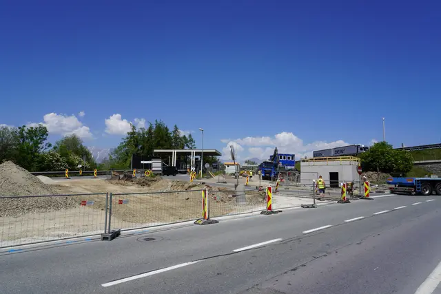 Es ist nicht zu übersehen: Die Nebenmautstelle Stubai wird derzeit im großen Stil saniert. | Foto: Kainz