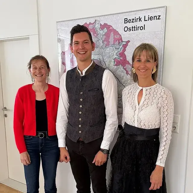Bezirkshauptfrau Bettina Heinricher (l.), Bürgermeisterin Stefanie Ganeider und ihr Stellvertreter Lukas Kaplenig bei der Angelobung.  | Foto: BH Lienz