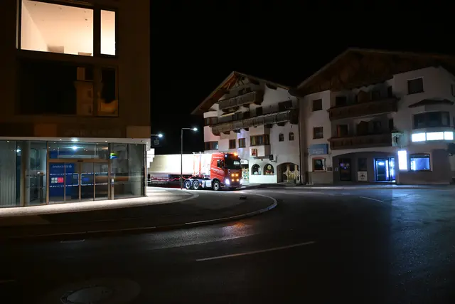 Wie er sich auch dreht und wendet - das Ungetüm ist zu lang für diese Kurve. | Foto: Hassl