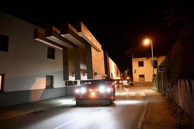 Weiter durch das nächtliche Birgitz in Richtung Axams. | Foto: Hassl