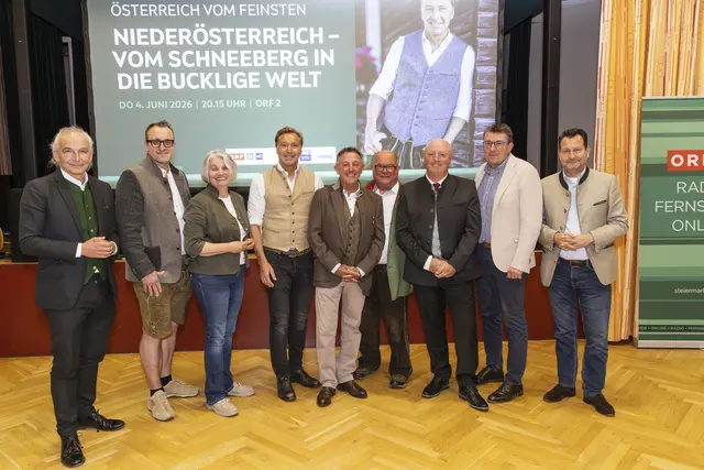 v.l.: Gernot Rath (ORF-Steiermark-Kulturchef und Moderator des Abends), Matthias Hausmann (Obmann des Tourismusverbandes Puchberg am Schneeberg), Michaela Walla (Bürgermeisterin der Marktgemeinde Warth, Obfrau Verein Bucklige Welt), Hans Knauß („Österreich vom Feinsten“-Moderator), Christian Dungl (Bürgermeister Puchberg am Schneeberg), Heinz Sattler (Organisator der Filmpräsentation), Robert Sturmer („Österreich vom Feinsten“-Regisseur), Karl Kager, M.Sc (Bürgermeister Stadtgemeinde Kirchschlag in der Buckligen Welt) und Alexander Hofer (Landesdirektor des ORF Niederösterreich) bei der Filmpräsentation „Österreich vom Feinsten: Niederösterreich – Vom Schneeberg in die Bucklige Welt“ am 20. Mai 2026 im Pfarrzentrum Kirchschlag | Foto: Regine Schoettl