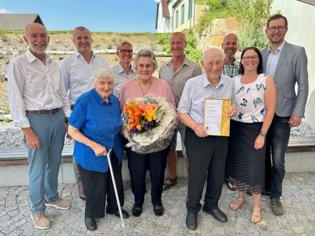 Bürgermeister Josef Schaden, Dietmar Hipp, Maria Dußwald, Silvia Steininger-Lang, Rosa Lang, Thomas Lang, Friedrich Lang, Franz Schaden, Melanie Lang, Markus Rabl. | Foto: Marktgemeinde Schweiggers