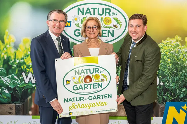 Landeshauptfrau Johanna Mikl-Leitner mit Kultur- und Tourismusstadtrat Franz Piribauer (beide ÖVP) und Grünraum-Leiter Florian Fux. | Foto: „Natur im Garten“ / J. Ehn