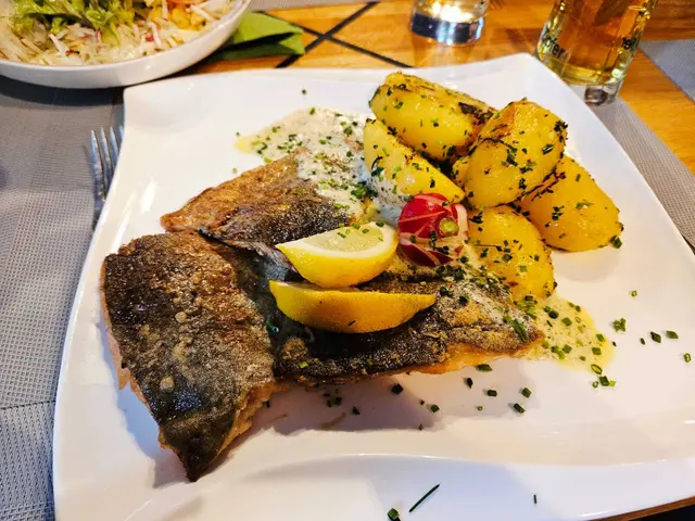 Lachsfilet mit Kartoffeln und Knoblauchbutter: Saftig gebratene Filets auf herzhaften Kartoffeln. | Foto: Genussspecht