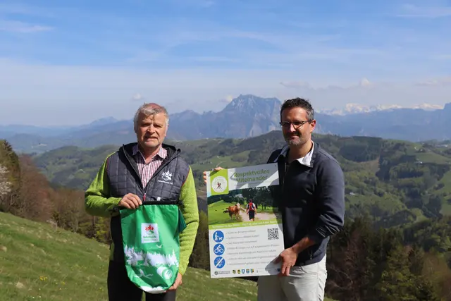 Manfred Spitzbart von den Naturfreunden und Clemens Schnaitl vom Naturpark Attersee-Traunsee wollen gemeinsam mehr Bewusstsein für das richtige Verhalten in der Natur schaffen.  | Foto: Silvia Viessmann