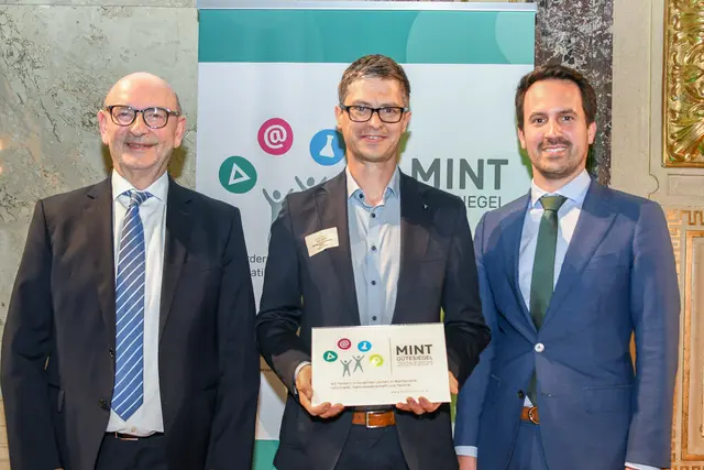 Von links: Norbert Kraker (PH Wien), Erhard Maier (Andorf Technology School), Bildungsminister 
Christoph Wiederkehr | Foto: Andorf Technology School