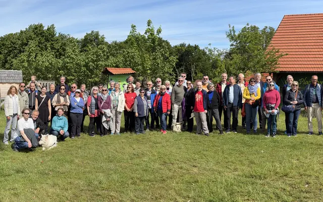Die Schalterbauerinnen und Schalterbauer mit Familien an der slowenisch-österreichischen Grenze  | Foto: Bettina Bergauer