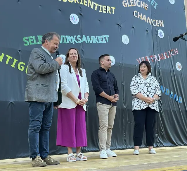 Bürgermeister Helmut Ofner, Volksschuldirektorin Petra Hackl, Landtagsabgeordneter Michael Wagner, Nationalratsabgeordnete Agnes Totter (v. l.)