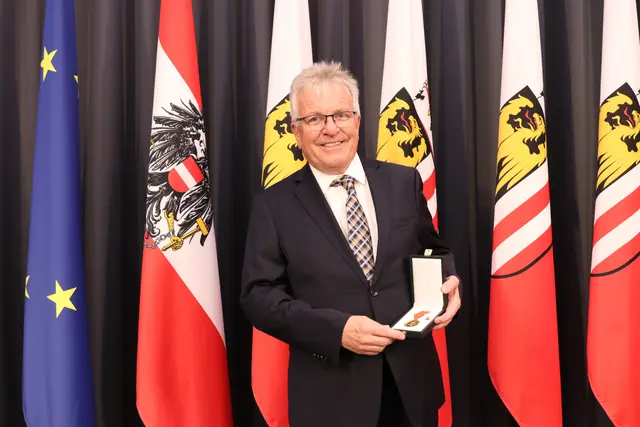 Alois Hofer aus Hinzenbach wurde mit der Verdienstmedaille des Landes Oberösterreich ausgezeichnet.  | Foto: PRO-GE OÖ