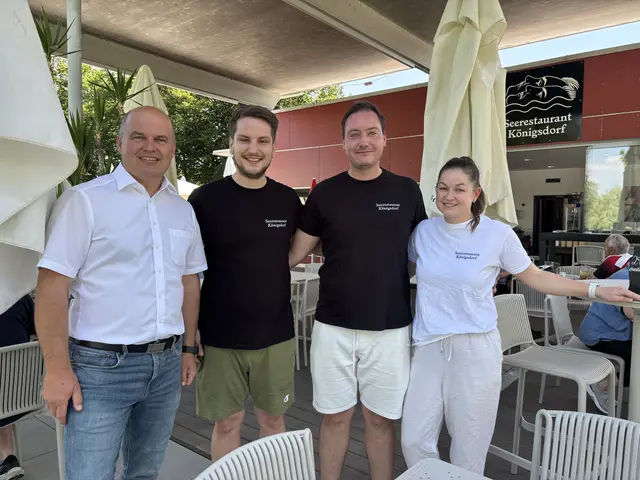 Kulinarisch: Bgm. Mario Trinkl (li.) und das Seerestaurant-Team rund um die Köche Konstantin Stadler und Andreas Thomas.  | Foto: Elisabeth Kloiber/MeinBezirk