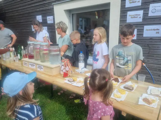 Die Kinder der Tagesbetreuung waren mit großer Begeisterung bei der Sache und übernahmen mit Unterstützung von Leiterin Susanne Raab und Betreuerin Sabine Dietrich die Bewirtung. | Foto: Gemeinde Pernegg