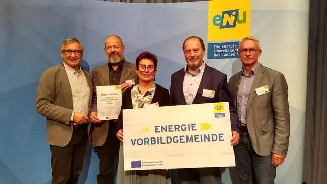 Die Ehrung für die gewissenhafte Energiebuchhaltung für St. Pölten führten eNu-Geschäftsführer Herbert Greisberger (links) und Franz Patzl von der NÖ Landesregierung aus. Den Preis in Empfang nahmen Stadträtin Renate Gamsjäger, der ständige Stellvertreter des Bürgermeisters Walter Heimerl-Lesnik sowie Energiebeauftragter Christian Grüneis.  | Foto: eNu