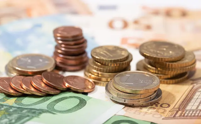 Insgesamt erhöhte sich der Schuldenstand der Stadt innerhalb eines Jahres von 804 auf 892 Millionen Euro. | Foto: Smarterpix/andresvic