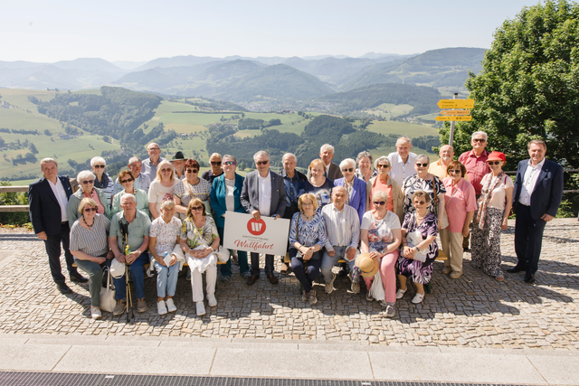 Die Silberlöwen aus dem Bezirk Tulln bei der gemeinsamen Wallfahrt der Wirtschaftsbund Silberlöwen am Sonntagberg mit WKNÖ Präsident WBNÖ Landesgruppenobmann Wolfgang Ecker, Abgeordneter zum Nationalrat WBNÖ Direktor Harald Servus und dem Landesvorsitzenden der Wirtschaftsbund Silberlöwen Peter Hopfeld. | Foto: WBNÖ/Doris Schwarz-König