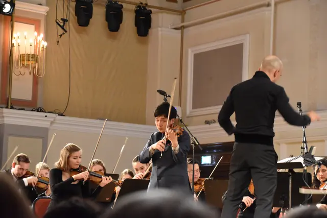 Geiger Daichi Nakamura, Dirigent Máté Hámori und das Beethoven Frühling Festival-Orchester brillieren mit Paganini. | Foto: Mirjam Preineder