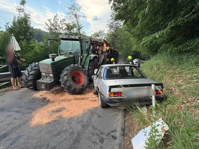 Ein Traktor und ein Auto krachten zusammen
