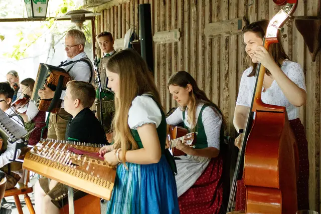 Harald Trippl mit seinen Schülerinnen und Schülern unterhielt wie immer perfekt. | Foto: Gasthaus Reitbauer