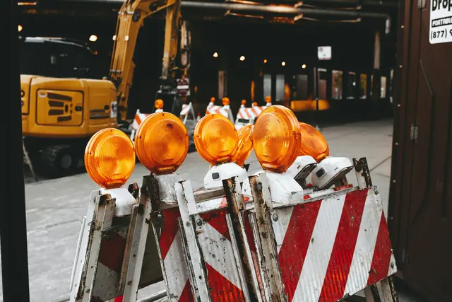Ein in die Jahre gekommenes Wasserrohr sollte ausgetauscht werden. Davor ist es geplatzt. (Symbolbild) | Foto: Matthew Hamilton/Unsplash