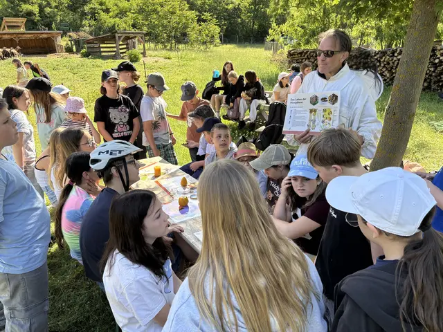 Alfred Wallpach veranschaulichte in seinen Vorträgen die Arbeit der Bienen.  | Foto: Stefan Schneider/MeinBezirk