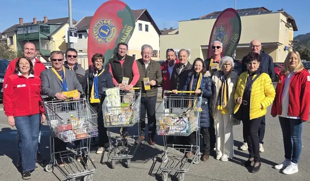 Erfolgreiche Sammelaktion mit den Helfern der beiden Lionsclubs, dem Team Österreich Tafel, Präsident Christian Klaming (3. v.l.), Thomas Rinner und Bürgermeister Walter Zemrosser (Bildmitte) | Foto: Privat