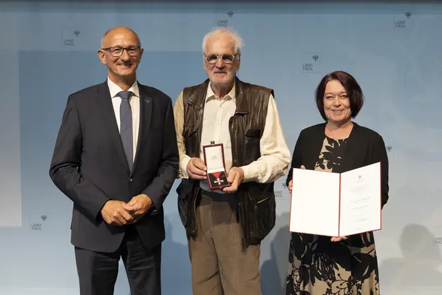 LH Anton Mattle und LTPin Sonja Ledl-Rossmann mit dem Geehrten Ekkehard Schönwiese, der das Österreichische Ehrenkreuz für Wissenschaft und Kunst erhalten hat. | Foto: Land Tirol/Sedlak