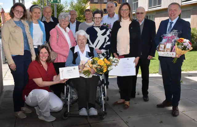 1. Reihe: Julia Brinnich und Johanna Mantsch
2. Reihe: Claudia Neuteufel, Margit Biedermann, Dorothea Zuba, Maria Weidmann, Bettina Fraunbaum und Josef Ramharter
3. Reihe: Franz Preisser, Erich Baier, Rosi Böhm, Erich Böhm und Leopold Weidmann (jeweils v.l.) | Foto: PBZ Waidhofen/Thaya