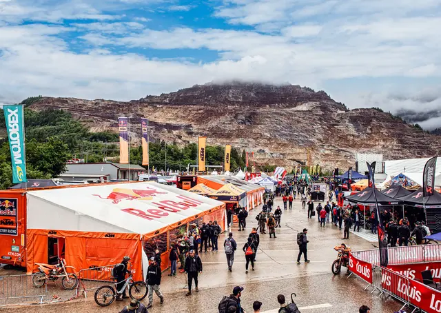 Die Red Bull Erzbergrodeo Arena - der pulsierende Event-Mittelpunkt für mehr als 50.000 Besucherinnen und Besucher aus aller Welt. | Foto: Red Bull Erzbergrodeo