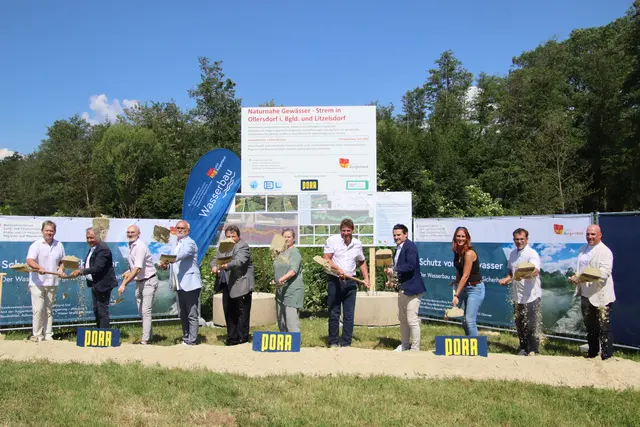 Mit dem Spatenstich begannen die Bauarbeiten symbolisch. | Foto: Martin Wurglits