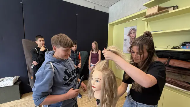 Auch das Friseurhandwerk wurde den Schülern vorgestellt. | Foto: TVB Paznaun-Ischgl