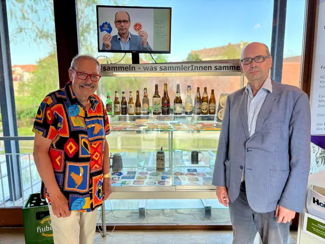 Wolfgang Andraschek und Werner Obenaus vor der "Sonderausstellung". | Foto: Markus Kahrer