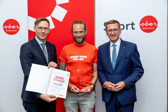 MeinBezirk OÖ-Chefredakteur Thomas Winkler, Braunaus Bezirkssieger Göran Schwack und Sport-Landesrat Markus Achleitner (v. l.). | Foto: MeinBezirk OÖ/Pils