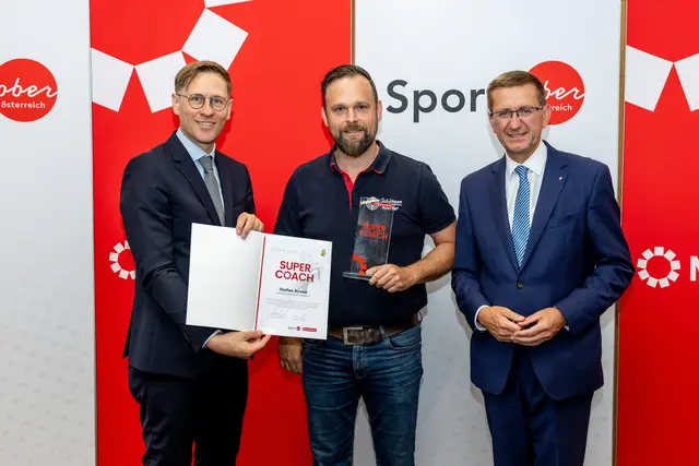 MeinBezirk OÖ-Chefredakteur Thomas Winkler, Rohrbachs Bezirkssieger Stefan Krenn und Sport-Landesrat Markus Achleitner (v. l.). | Foto: MeinBezirk OÖ/Pils