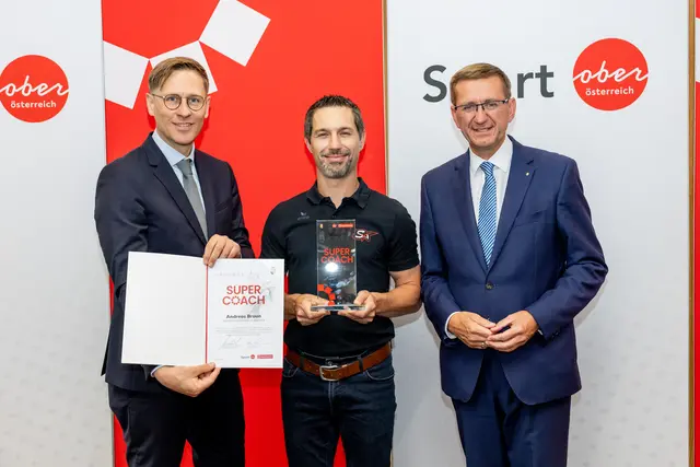 MeinBezirk OÖ-Chefredakteur Thomas Winkler, erster Landessieger sowie Vöcklabrucks Bezirkssieger Andreas Braun und Sport-Landesrat Markus Achleitner (v. l.). | Foto: MeinBezirk OÖ/Pils