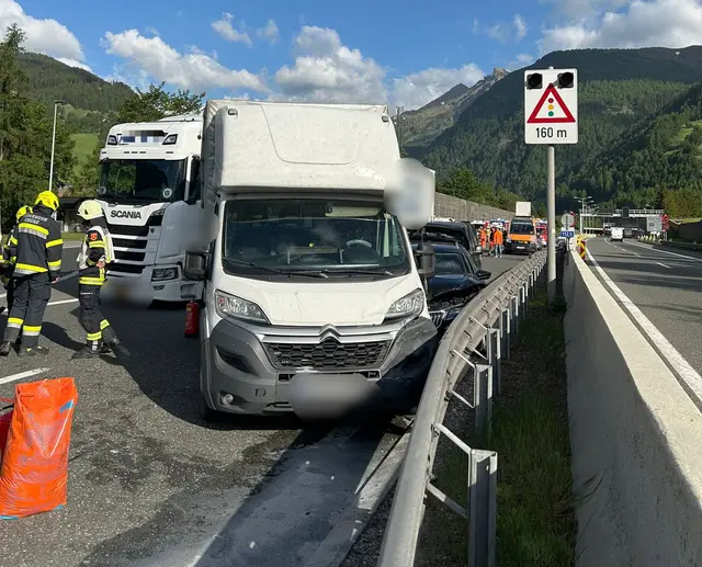 Es waren zwei Pkw, ein Kleintransporter und ein Lkw in den Unfall involviert. | Foto: Freiwillige Feuerwehr Rennweg am Katschberg