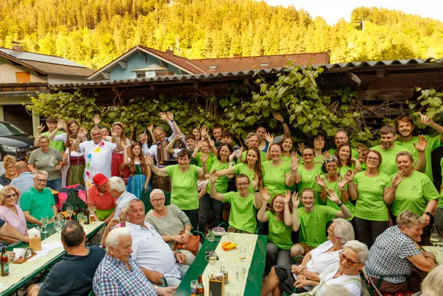 Ein Fest der Gastfreundschaft und des Zusammenhalts. Familie und Mitarbeiter in den grünen T-Shirts. Harald Trippl mit seinen Schülern unterhielt musikalisch. | Foto: Gasthaus Reitbauer