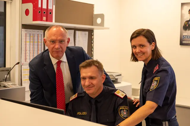 Der stv. Inspektionskommandant Josef Griess zeigt Innenminister Gerhard Karner die moderne neue Dienststelle in Heimschuh. | Foto: LPD Stmk/Huber