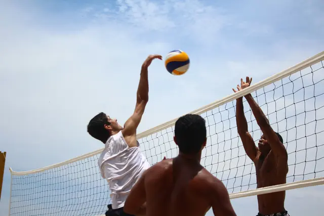 Von Beachvolleyball bis Pétanque steht dabei der Spaß an Bewegung im Mittelpunkt. | Foto: unsplash / Paulo Henrique Macedo Dias