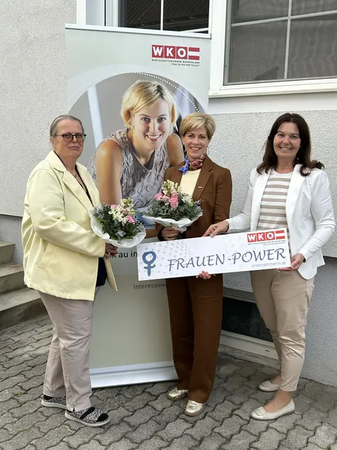 Astrologin Sabine Neunteufel, FiW-Bezirksvorsitzende Daniela Jagschitz und WK-Regionalstellenobfrau Melanie Eckhardt. | Foto: WKB