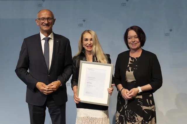 LH Anton Mattle und LTPin Sonja Ledl-Rossmann mit der Medizinalrätin Mechthild Ottenthal (Fachärztin für Haut- und Geschlechtskrankheiten in Kitzbühel). | Foto: Land Tirol/Sedlak