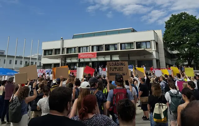 Protestierende vor der Universität Klagenfurt. | Foto: Alena Meesters